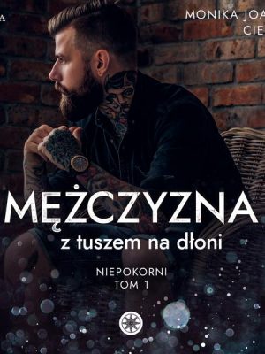 Mężczyzna z tuszem na dłoni